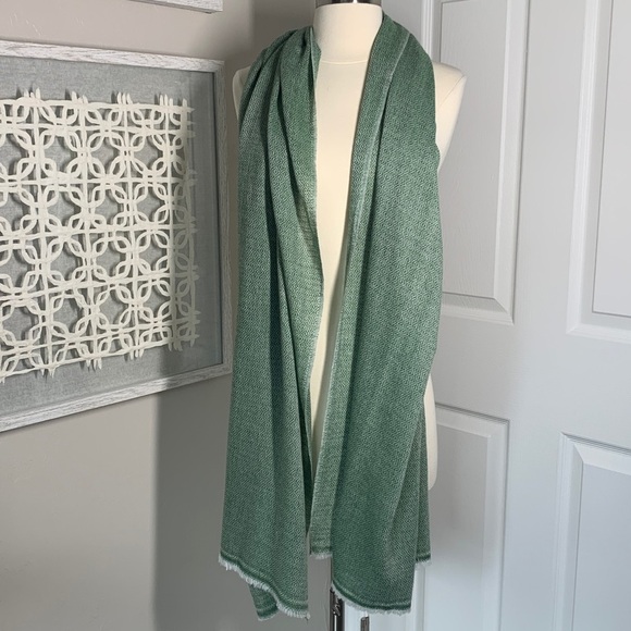 Dream N Art Collection green and white cashmere scarf made in Nepal - Picture 2 of 6